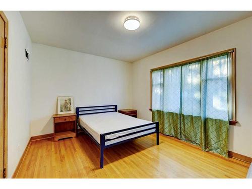 2618 1 Avenue Nw, Calgary, AB - Indoor Photo Showing Bedroom