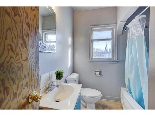 2618 1 Avenue Nw, Calgary, AB - Indoor Photo Showing Bathroom