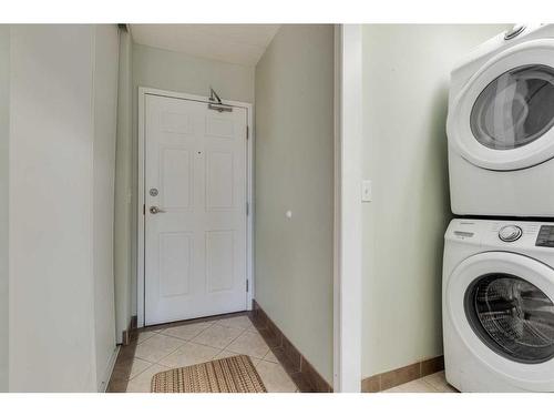 302-5100 52 Street, Olds, AB - Indoor Photo Showing Laundry Room