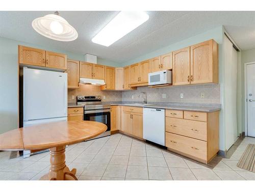 302-5100 52 Street, Olds, AB - Indoor Photo Showing Kitchen