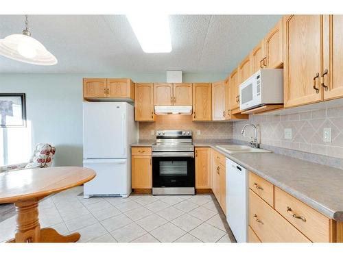 302-5100 52 Street, Olds, AB - Indoor Photo Showing Kitchen