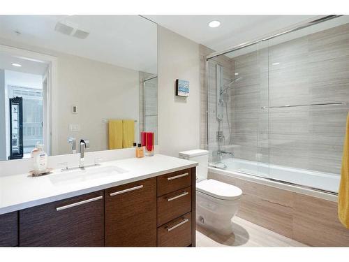 2421-222 Riverfront Avenue Sw, Calgary, AB - Indoor Photo Showing Bathroom