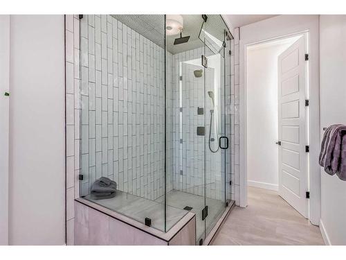 4519 21 Avenue Nw, Calgary, AB - Indoor Photo Showing Bathroom