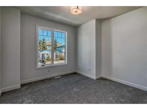 4519 21 Avenue Nw, Calgary, AB - Indoor Photo Showing Other Room