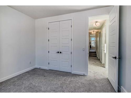 4519 21 Avenue Nw, Calgary, AB - Indoor Photo Showing Other Room