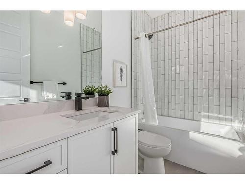 4519 21 Avenue Nw, Calgary, AB - Indoor Photo Showing Bathroom
