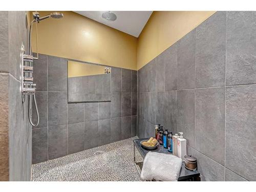 919 Rideau Road Sw, Calgary, AB - Indoor Photo Showing Bathroom