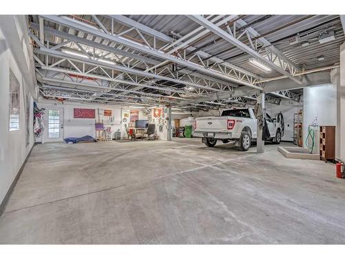 919 Rideau Road Sw, Calgary, AB - Indoor Photo Showing Garage