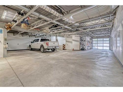 919 Rideau Road Sw, Calgary, AB - Indoor Photo Showing Garage