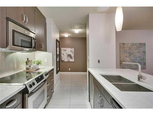 1806-530 12 Avenue Sw, Calgary, AB - Indoor Photo Showing Kitchen With Double Sink With Upgraded Kitchen