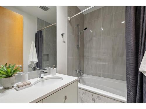 1016 39 Avenue Sw, Calgary, AB - Indoor Photo Showing Bathroom