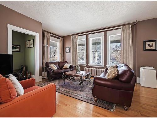 725 Macleod Trail Sw, High River, AB - Indoor Photo Showing Living Room