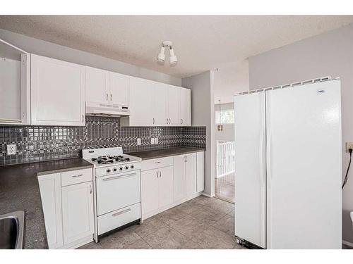10113 100 Avenue, Peace River, AB - Indoor Photo Showing Kitchen