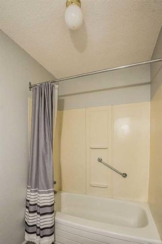 10113 100 Avenue, Peace River, AB - Indoor Photo Showing Bathroom