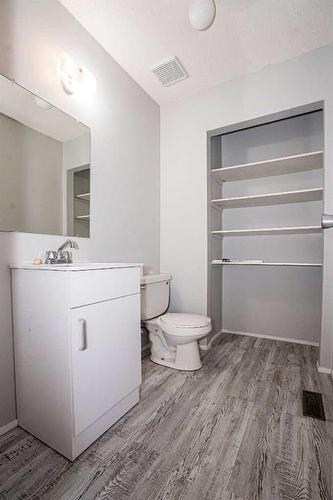 10113 100 Avenue, Peace River, AB - Indoor Photo Showing Bathroom