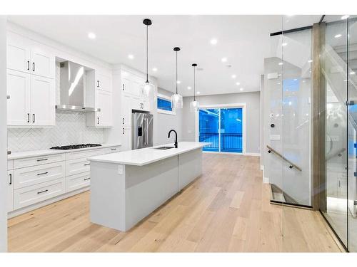 242 19 Avenue Ne, Calgary, AB - Indoor Photo Showing Kitchen With Upgraded Kitchen