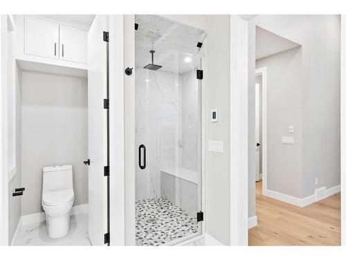242 19 Avenue Ne, Calgary, AB - Indoor Photo Showing Bathroom