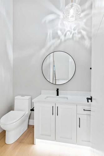 242 19 Avenue Ne, Calgary, AB - Indoor Photo Showing Bathroom
