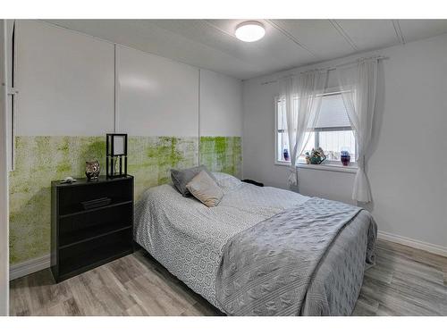 1605 4 Avenue Sw, Drumheller, AB - Indoor Photo Showing Bedroom