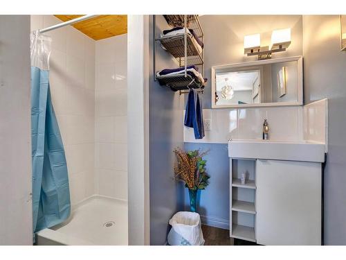 1605 4 Avenue Sw, Drumheller, AB - Indoor Photo Showing Bathroom