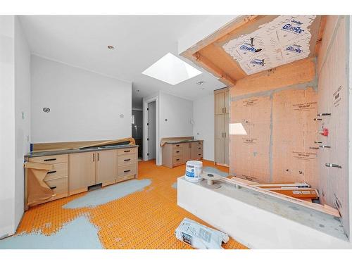 1610 7 Street Nw, Calgary, AB - Indoor Photo Showing Other Room