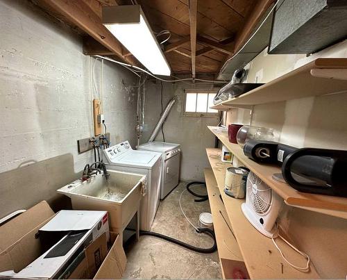 327 9 Avenue Ne, Calgary, AB - Indoor Photo Showing Laundry Room