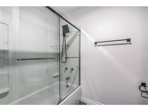 15 Castlebury Way Ne, Calgary, AB - Indoor Photo Showing Bathroom