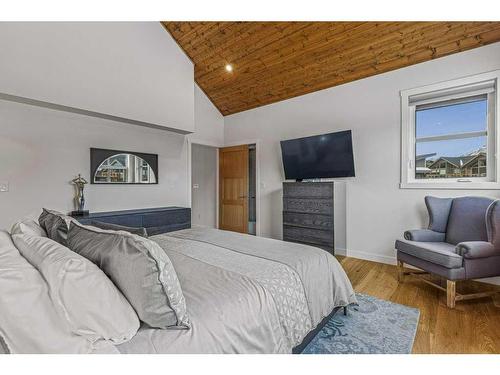 409 Stewart Creek Close, Canmore, AB - Indoor Photo Showing Bedroom