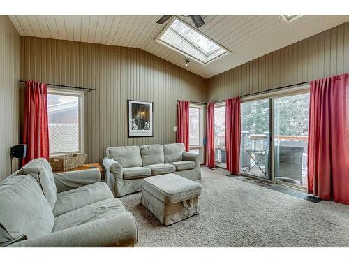 5128 Baines Road Nw, Calgary, AB - Indoor Photo Showing Living Room