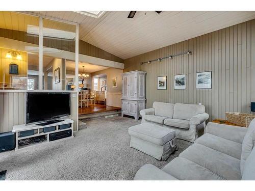 5128 Baines Road Nw, Calgary, AB - Indoor Photo Showing Living Room