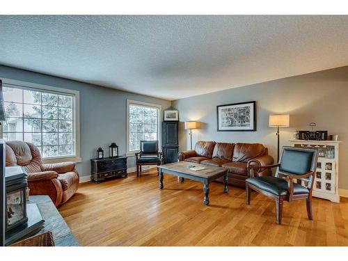 5128 Baines Road Nw, Calgary, AB - Indoor Photo Showing Living Room