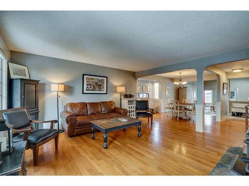 5128 Baines Road Nw, Calgary, AB - Indoor Photo Showing Living Room