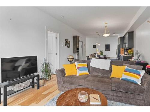 102-41 6A Street Ne, Calgary, AB - Indoor Photo Showing Living Room