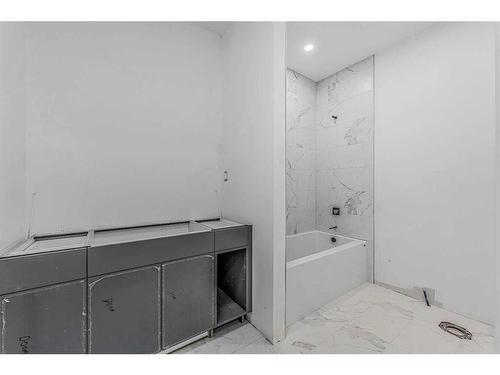 517 28 Avenue Nw, Calgary, AB - Indoor Photo Showing Bathroom