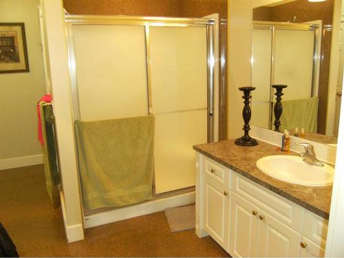 A/B-902 Main Street, Three Hills, AB - Indoor Photo Showing Bathroom