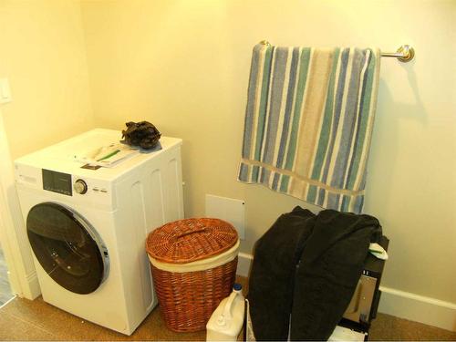 A/B-902 Main Street, Three Hills, AB - Indoor Photo Showing Laundry Room