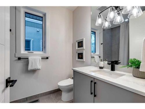 617 Royal Avenue Sw, Calgary, AB - Indoor Photo Showing Bathroom