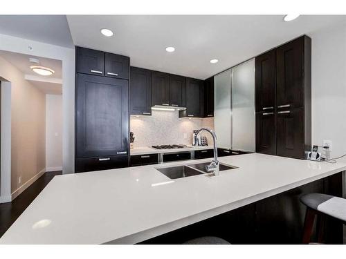 1112-222 Riverfront Avenue Sw, Calgary, AB - Indoor Photo Showing Kitchen With Double Sink With Upgraded Kitchen