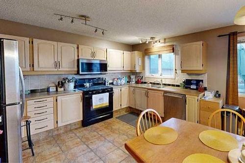 313 54 Avenue East, Claresholm, AB - Indoor Photo Showing Kitchen With Double Sink