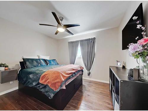 1510 10 Avenue Se, High River, AB - Indoor Photo Showing Bedroom