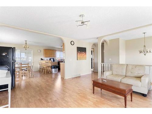 5335 84 Street Ne, Calgary, AB - Indoor Photo Showing Living Room