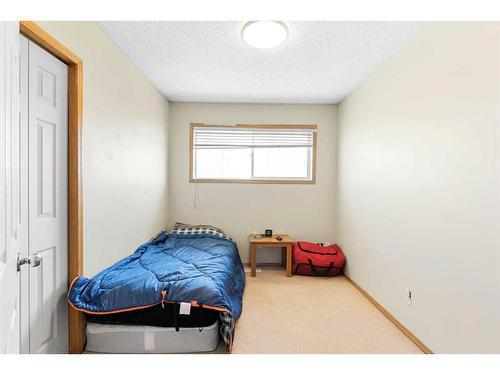 5335 84 Street Ne, Calgary, AB - Indoor Photo Showing Bedroom