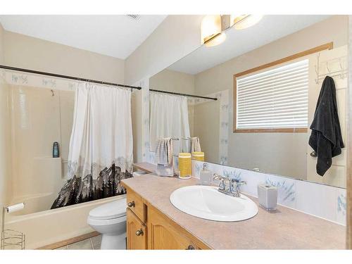 5335 84 Street Ne, Calgary, AB - Indoor Photo Showing Bathroom