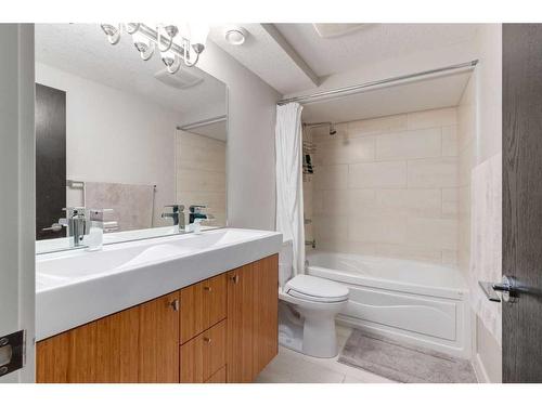 1904 50 Avenue Sw, Calgary, AB - Indoor Photo Showing Bathroom