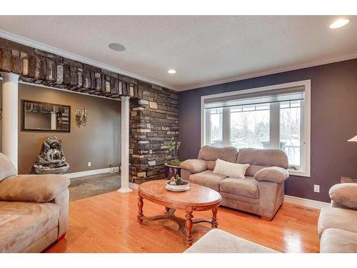 38013 Range Road 275, Rural Red Deer County, AB - Indoor Photo Showing Living Room