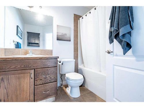 15 Ralston Place, Sylvan Lake, AB - Indoor Photo Showing Bathroom