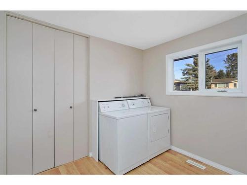 4119 49A Avenue, Innisfail, AB - Indoor Photo Showing Laundry Room