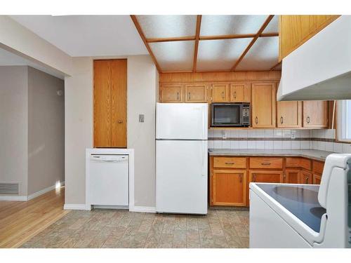 4119 49A Avenue, Innisfail, AB - Indoor Photo Showing Kitchen
