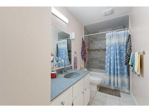 28 Bernard Way Nw, Calgary, AB - Indoor Photo Showing Bathroom