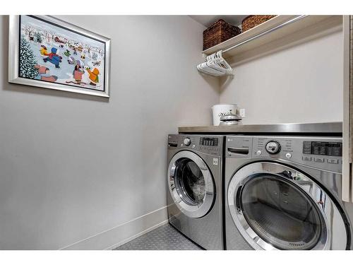 824 Durham Avenue Sw, Calgary, AB - Indoor Photo Showing Laundry Room